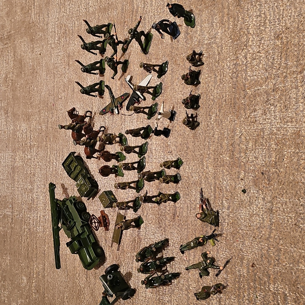 Vintage Metal - Military Action Figure Set In Tact (& Broken Pieces As Well)